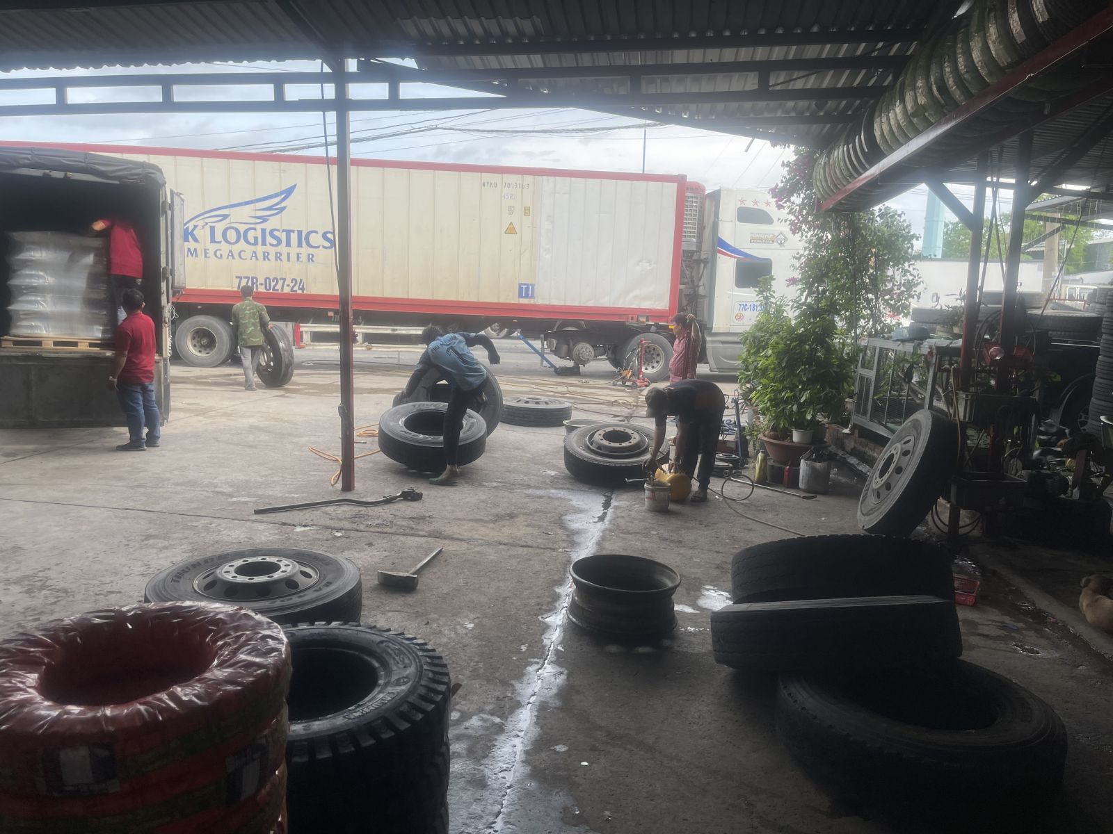 VÁ LỐP XE Ô TÔ GIÁ RẺ - TÌM ĐỊA CHỈ VÁ LỐP GẦN ĐÂY UY TÍN NHẤT